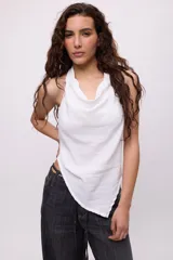 Top sin mangas con cuello halter y estampado a rayas verticales en tonos pastel.