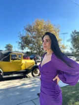 Vestido midi rojo con escote corazón, mangas largas abullonadas y falda drapeada.