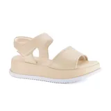 Sandalias negras de cuero con plataforma y ajuste con velcro.