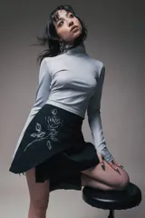 Polera manga larga gris con cuello alto.