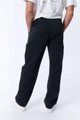 Pantalón de trabajo negro, de corte recto y tiro medio, con múltiples bolsillos laterales y traseros.