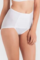 Bombacha de tiro alto, confeccionada con tela que contiene fibra LYCRA®, con pieza frontal reforzada.