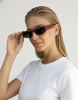 Lentes de sol rectangulares color borgoña con protección UV400.