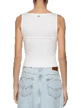 Remera blanca con breteles finos y diseño tipo corset con costuras verticales.