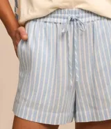 Short corto de viscosa y lino a rayas verticales celestes y blancas, con cintura elástica y cordón ajustable. Modelo tipo boxer.