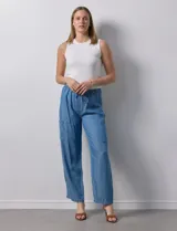 Pantalón cargo de lyocell color celeste, marca Zac & Rachel. Tiene pretina ancha elastizada con lazo ajustable, bolsillos laterales y corte wide leg.