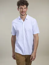 Camisa celeste a rayas verticales blancas, de manga corta y corte clásico.
