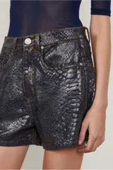 Short de jean tiro bajo con aplique de foil con trama de cobra.