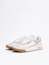 Zapatillas Tommy Hilfiger Classics de hombre, color blanco con detalles en gris y suela color caramelo. Confeccionadas en piel con interior de poliéster y suela de EVA dentada.