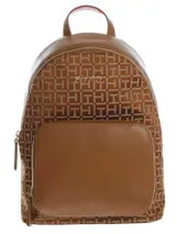 Mochila marrón con estampado del logo de Tommy Hilfiger en jacquard. Tiene un bolsillo frontal con cierre, asa superior y correas ajustables.