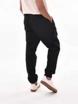 Pantalón jogger color verde oliva con bolsillos cargo, cintura elástica con cordón ajustable y puños elásticos.
