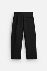 Pantalón negro de corte recto con cintura elástica, bolsillos laterales y un bolsillo trasero de ojal.