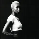 Collar plateado de cadena gruesa con dije de estrella calada, pin de gancho con tachas, cuentas y dijes colgantes.