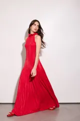 Vestido largo rojo de jersey elastizado, con escote halter, espalda baja, volado en el cuello y volado en la cadera.