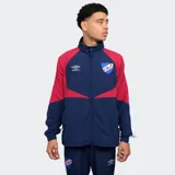 Campera de nylon azul con detalles en rojo y blanco, con cierre frontal y cuello alto. Logotipo de Umbro bordado en el pecho y escudo del Club Nacional de Football en el lado opuesto.