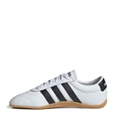Championes Adidas Grand Court Lo, color blanco con detalles en negro, con las tres tiras clásicas de la marca en los laterales y suela de goma color caramelo.