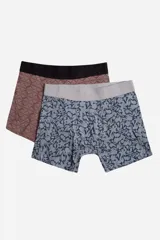 Pack de dos bóxers estampados, uno con diseño geométrico en tonos marrones y cintura elástica negra, y otro con estampado floral en tonos azules y cintura elástica gris.