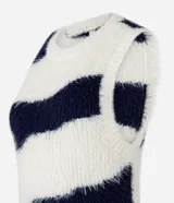 Chaleco de punto con pelitos, cuello redondo y diseño a rayas horizontales en blanco y azul marino.
