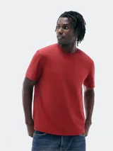 Camiseta marrón de corte recto y mangas cortas.