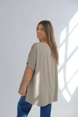 Blusa color visón de lino con mangas cortas, escote redondo y detalle de bordado calado en diagonal.