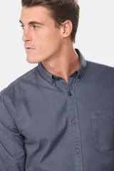Camisa de oxford de color verde oscuro, con corte clásico y mangas largas.