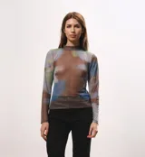Polera de microtul traslúcido con cuello alto y mangas largas. Estampado abstracto en tonos marrones, azules y verdes.