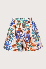 Short de playa con estampado botánico en tonos blanco, azul, verde y marrón. Presenta cintura elástica fruncida y corte estructurado con pliegues frontales.
