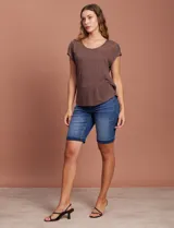 Remera azul de modal con cuello redondo y bordado floral en los hombros.