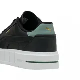 Championes Puma Cali Court negros con detalles en verde y suela blanca con plataforma.