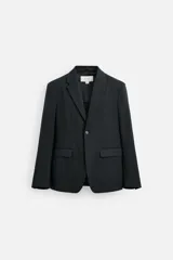 Blazer regular fit confeccionada en tejido con cáñamo y lana de origen italiano. Cuello con solapas de muesca y manga larga acabada en puño con botones. Bolsillos de vivo en pecho y de solapa en cadera. Detalle de bolsillo interior. Bajo con aberturas en espalda. Cierre frontal de botonadura.