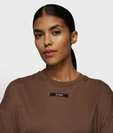 Remera negra de corte oversize con cuello redondo y etiqueta pequeña de la marca en el pecho.