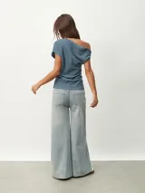 Remera azul piedra con textura, de escote asimétrico y manga corta.
