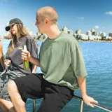 Remera verde de corte oversize con estampado amarillo en la espalda con la leyenda "venefoproject".