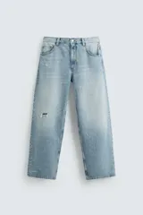 Pantalón de jean celeste de corte amplio, con efecto lavado y roturas.