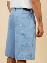 Bermuda color beige con bolsillos laterales y traseros.