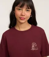 Remera alargada color bordó, de algodón, con cuello redondo y mangas cortas. Estampa en la espalda de un perro tomando café con la frase "Coffee Love".