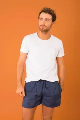 Short de baño azul con estampado geométrico, con cintura elástica regulable y material de rápido secado.