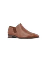 Zapato de cuero color marrón con textura de reptil, elásticos laterales y taco bajo.