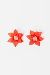 Par de caravanas con forma de flor color durazno y centro con apliques de strass.