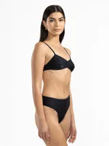 Conjunto de bikini color verde lima, con corpiño de triángulo con tirantes finos y bombacha de tiro alto.