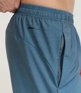 Bermuda deportiva masculina, color verde azulado con efecto degradé, cintura elástica con cordón de ajuste interno y forro de tela.