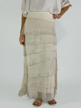 Pollera larga color beige con volados en capas.