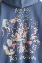 Campera azul con capucha y cierre frontal, con estampado del logo de la banda Smashing Pumpkins.