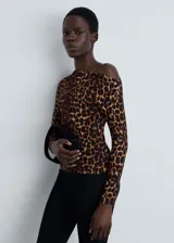 Camiseta de tejido fluido con estampado animal print de leopardo, cuello asimétrico y manga larga.