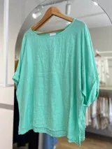 Blusa amarilla de lino con mangas 3/4 y corte holgado.