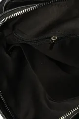Bandolera negra con correa ajustable y textura símil cuero de cocodrilo.