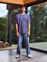 Camiseta de manga corta color violeta con cuello redondo y estampado con la palabra "Originals" en el pecho.