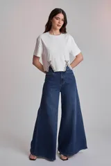 Remera blanca de algodón con cuello redondo y mangas cortas. Presenta apliques de strass en los laterales del ruedo.