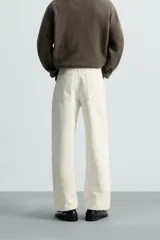 Pantalón de jean negro de corte amplio y tiro alto, con cinco bolsillos y cierre frontal con botón.