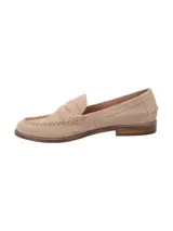 Mocasín de cuero color beige con detalle de antifaz y costuras en la puntera.